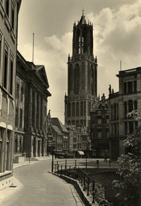 350403 Gezicht op de Stadhuisbrug te Utrecht met links het Stadhuis en op de achtergrond de huizen aan de Vismarkt en ...